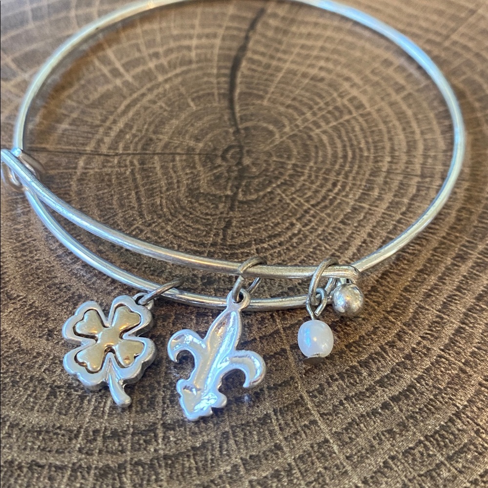 EUC Fleur-de-lis Stretch charm Bracelet